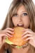 junge Frau isst Burger
