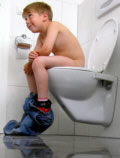 kleiner Junge auf WC