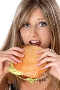 junge Frau isst Burger