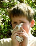 Junge leidet unter Pollenallergie