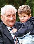 Gro�vater mit Enkel