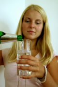 junge Frau fllt Wasserglas