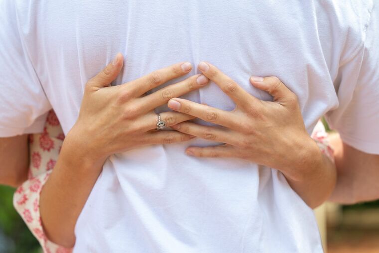 Krebspatient-Unterstützung Symbolbild Krebspatient-Unterstützung: Personen umarmen sich