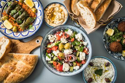 Symbolbild mediterrane Ernährung mit Darstellung mediterraner Speisen