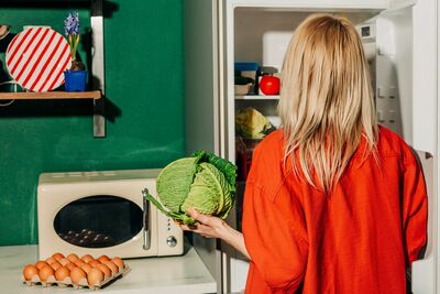 Symbolbild Ernährung mit Darstellung einer Frau in der Küche