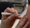 Arzt injiziert Impfstoff