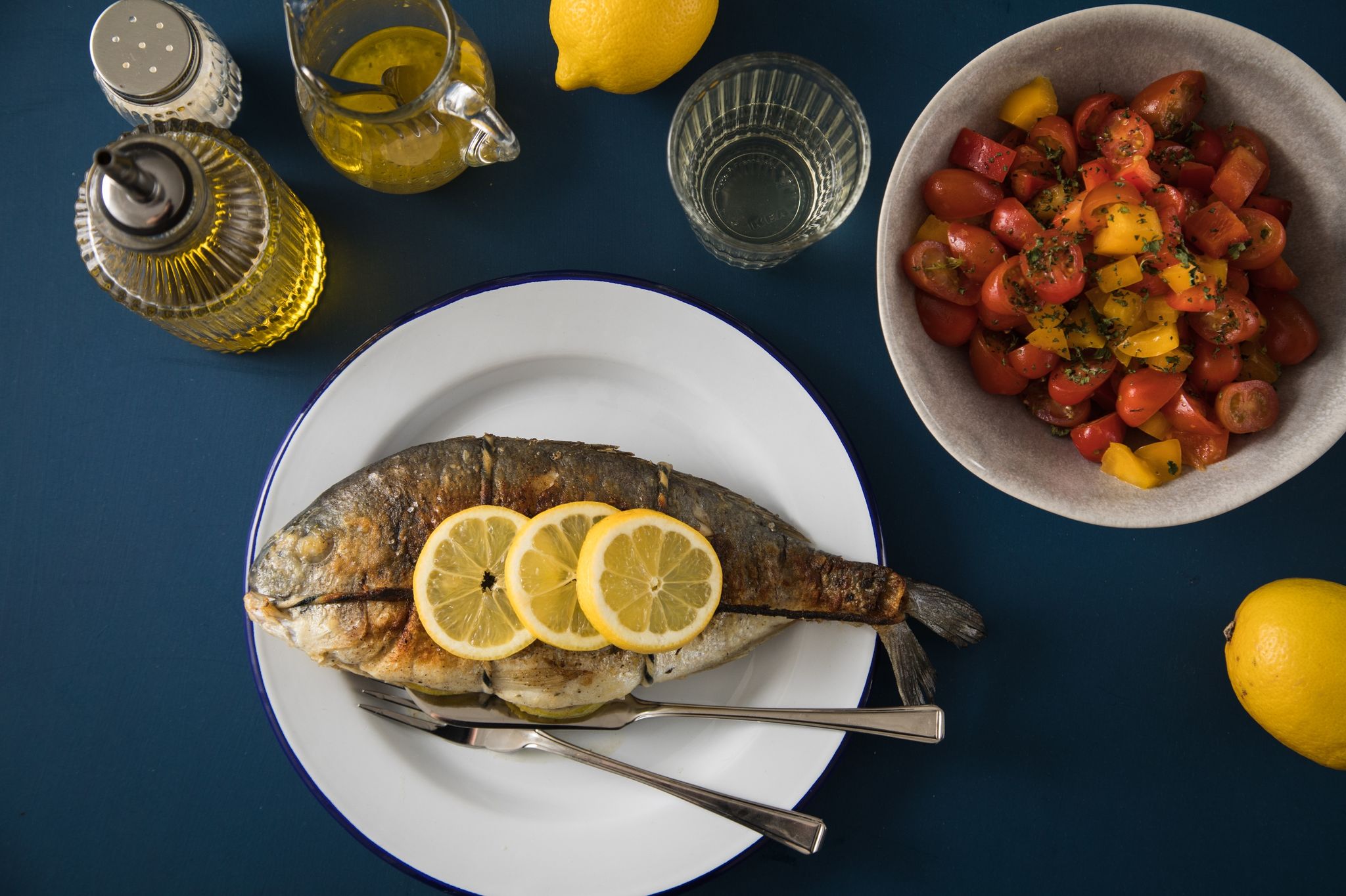 Fisch liegt auf dem Teller