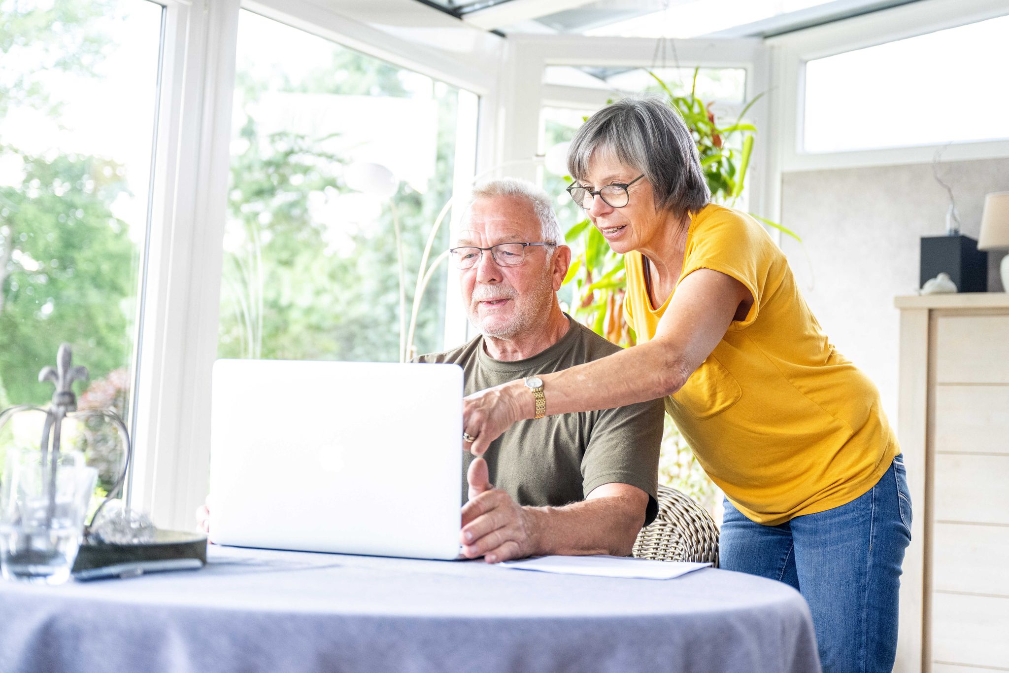 Mann und Frau schauen auf einen Laptop