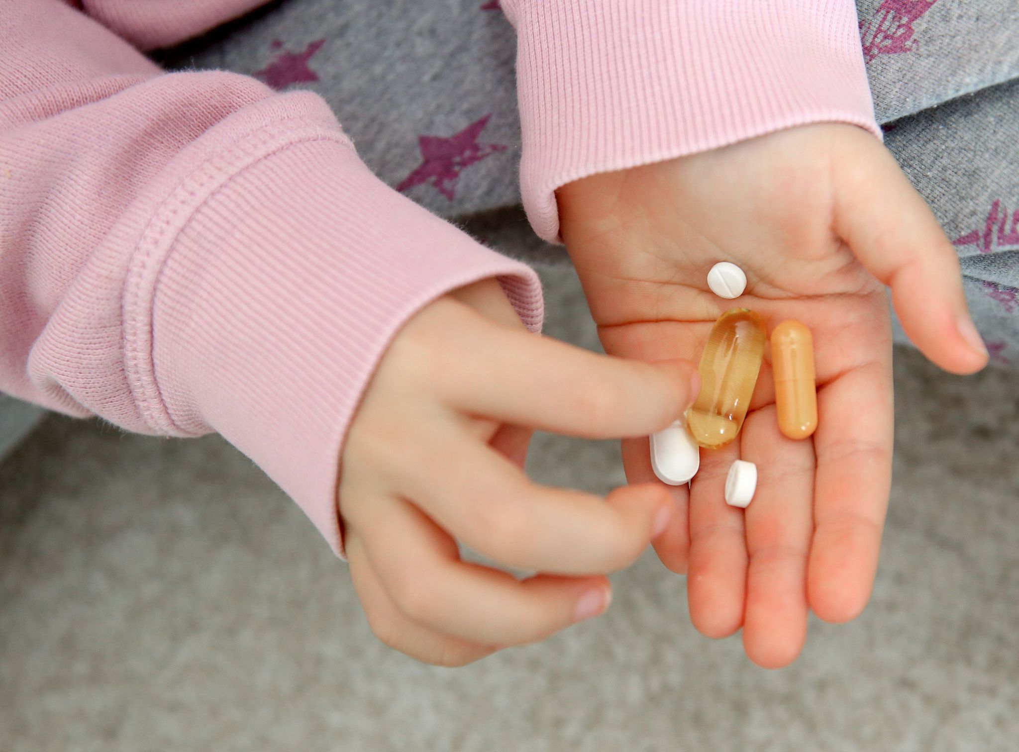 Tabletten liegen in Kinderhand