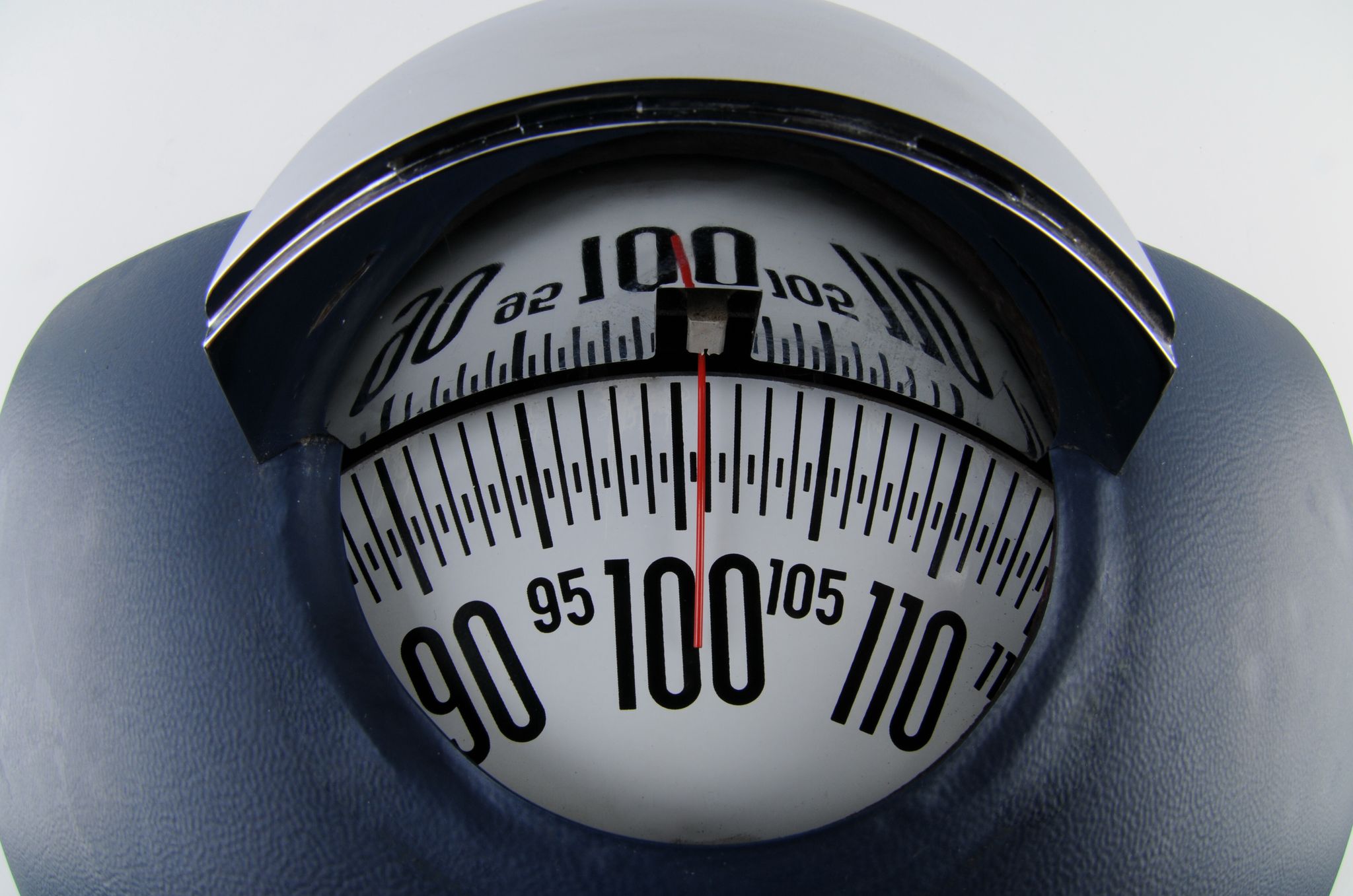 Eine Personenwaage zeigt 101 Kilogramm an