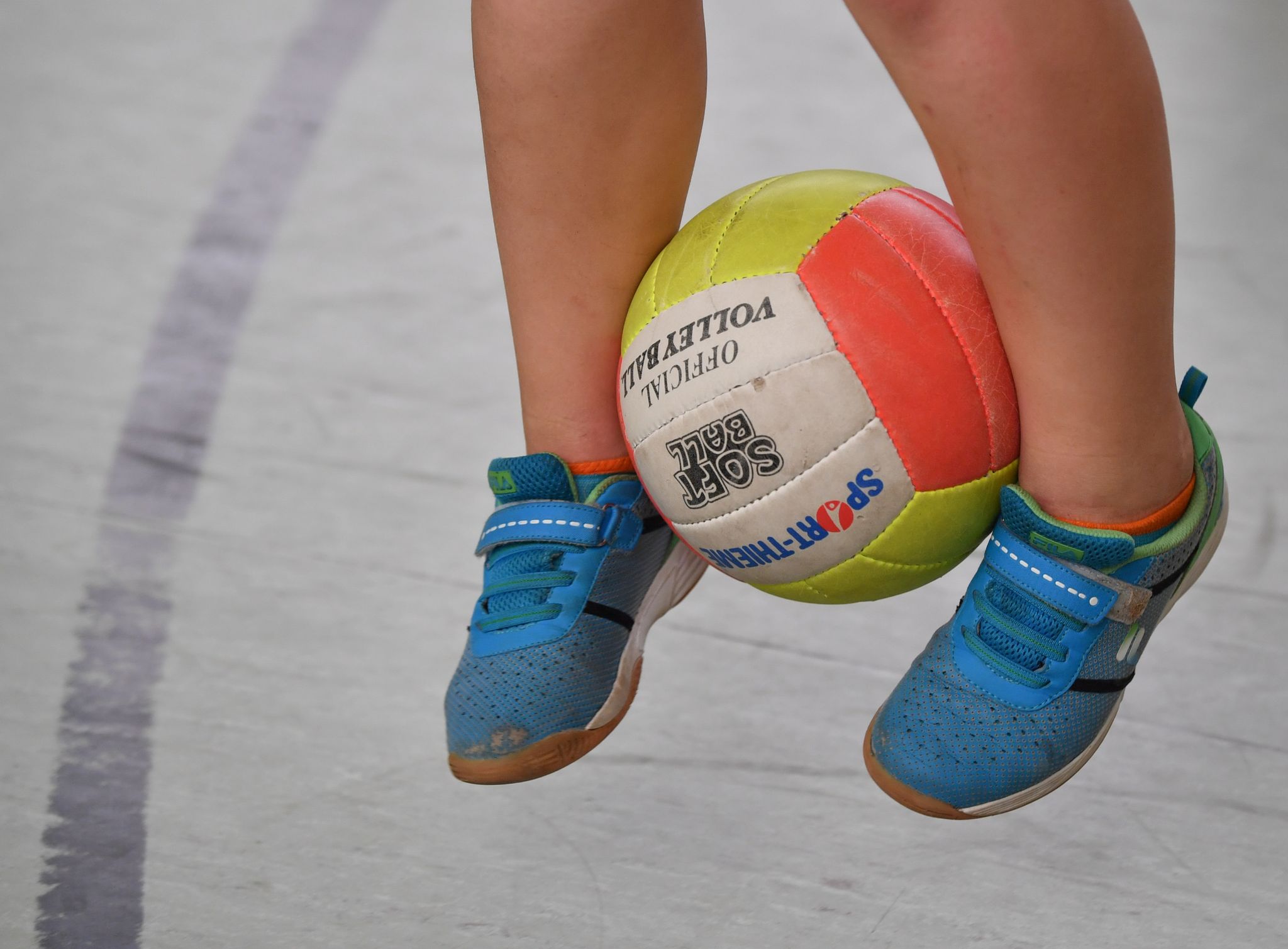 Schulkind hüpft mit einem Ball