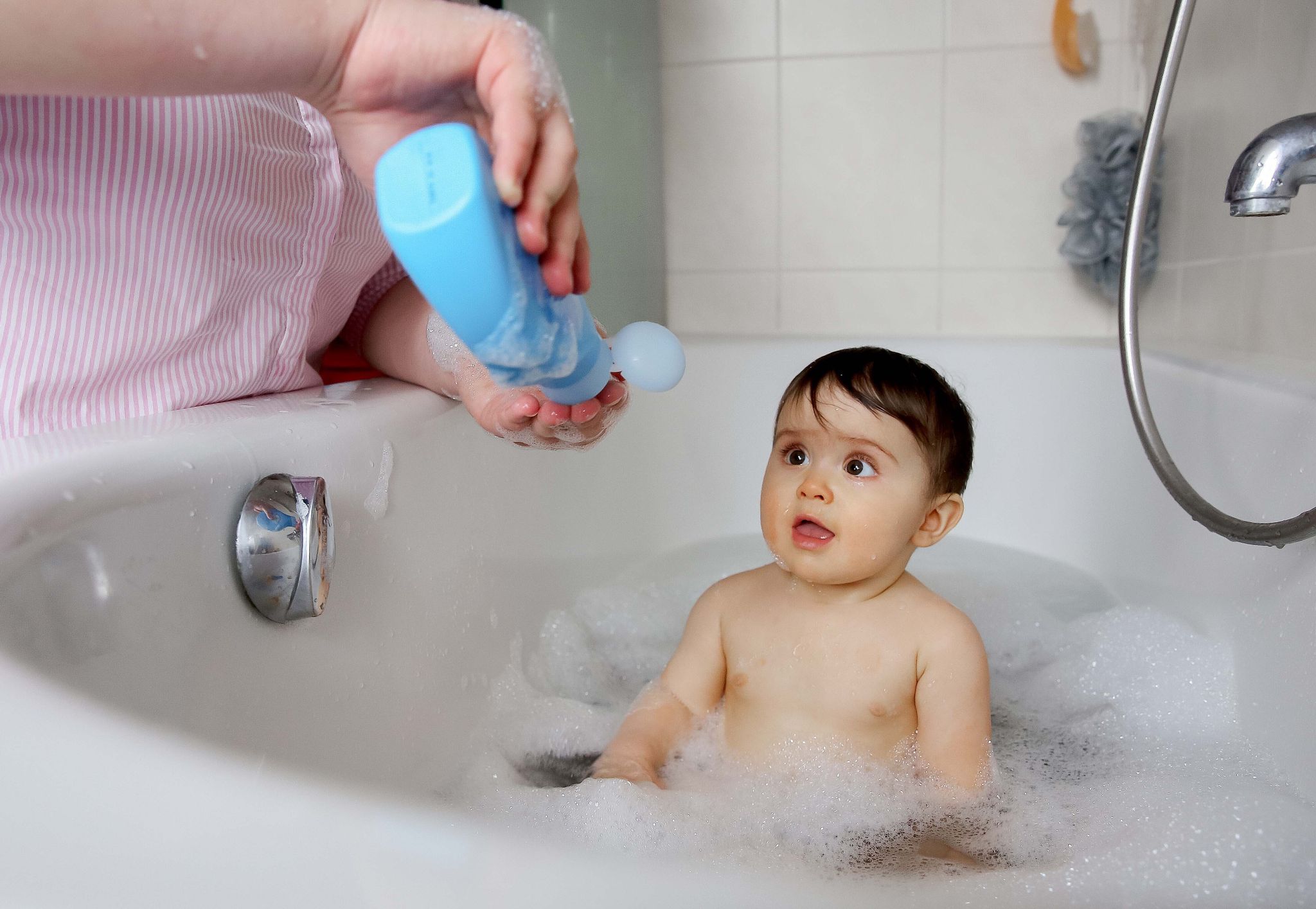 Ein kleines Kind badet