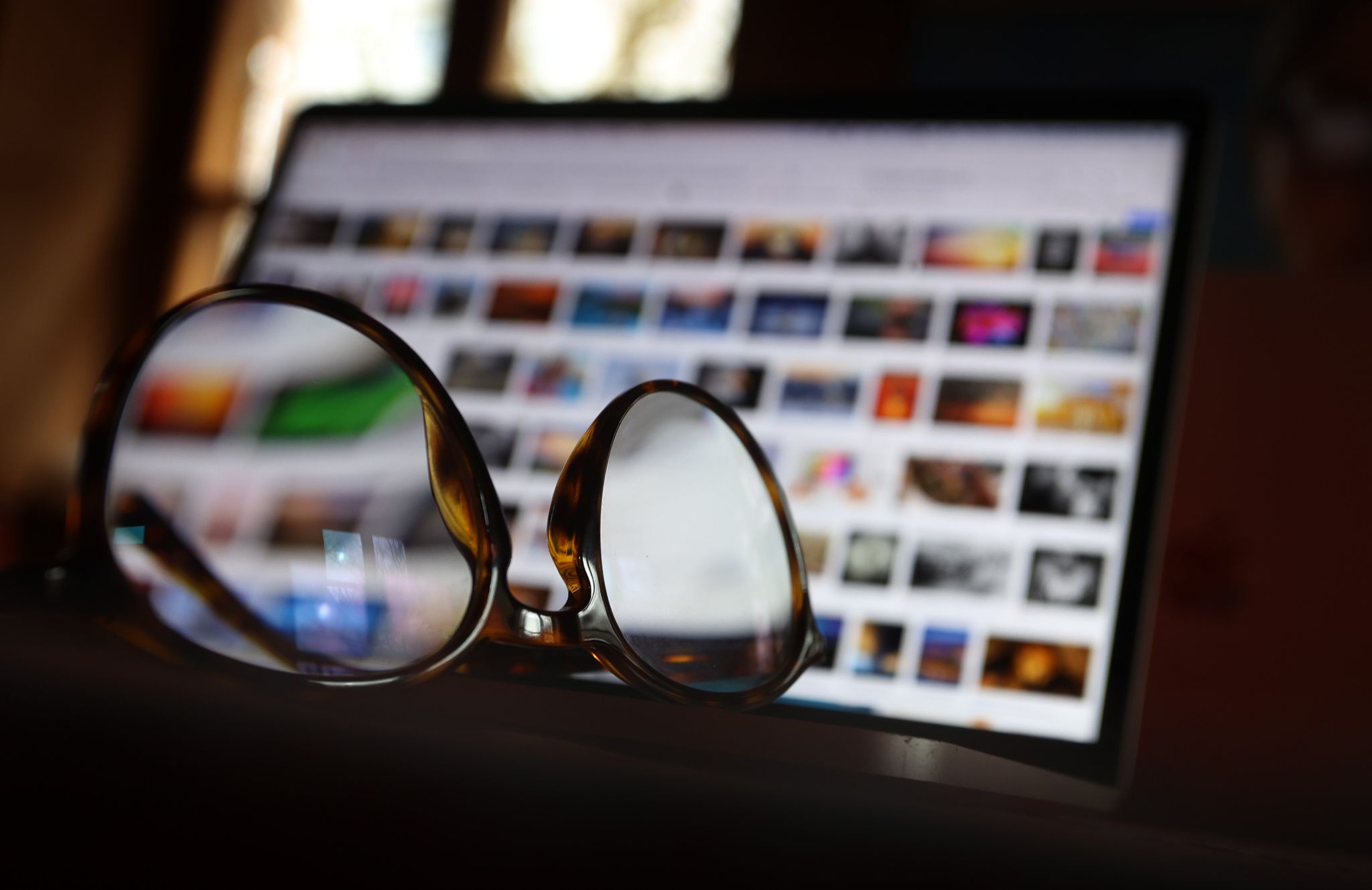 Eine Brille liegt auf einem Laptop