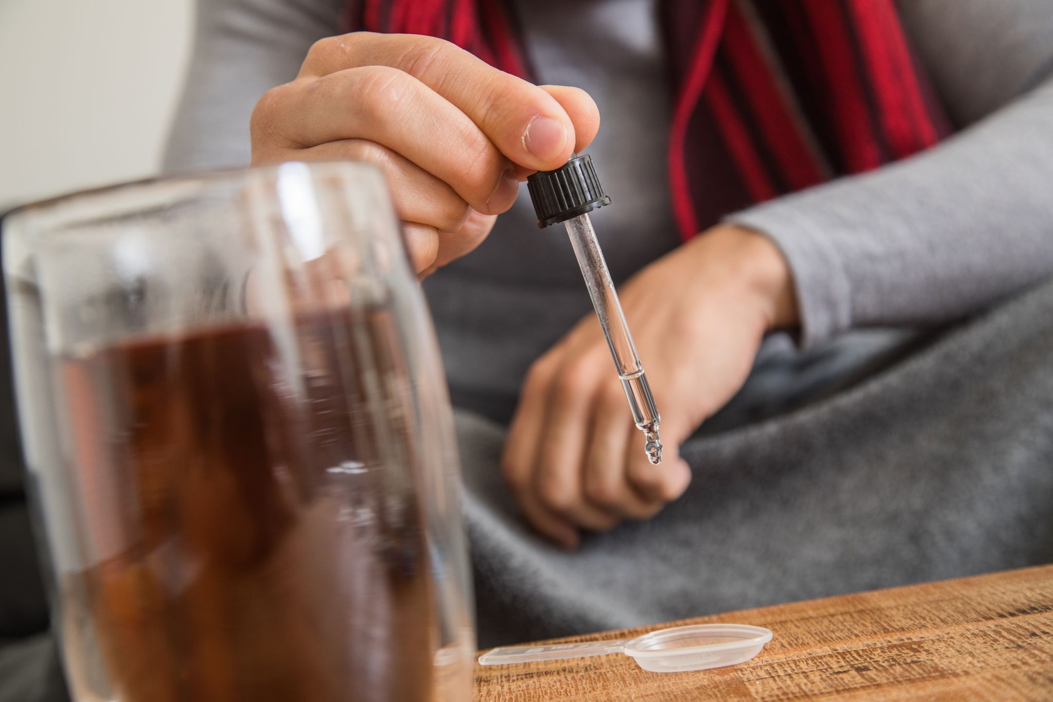 Mann nimmt ein Nahrungsergänzungsmittel