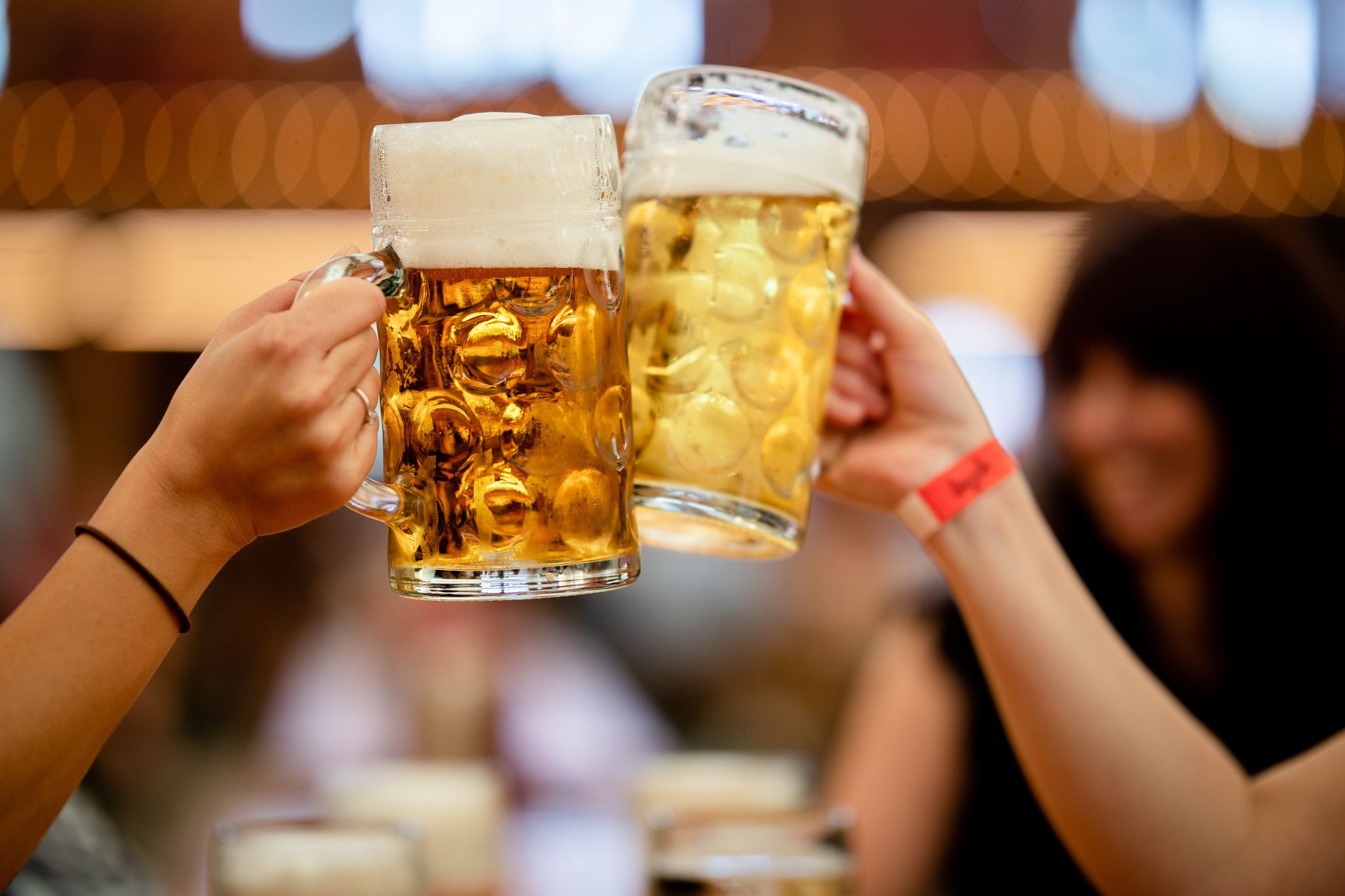 Besucher des Stuttgarter Frühlingsfests stossen mit 2 Maß Bier an
