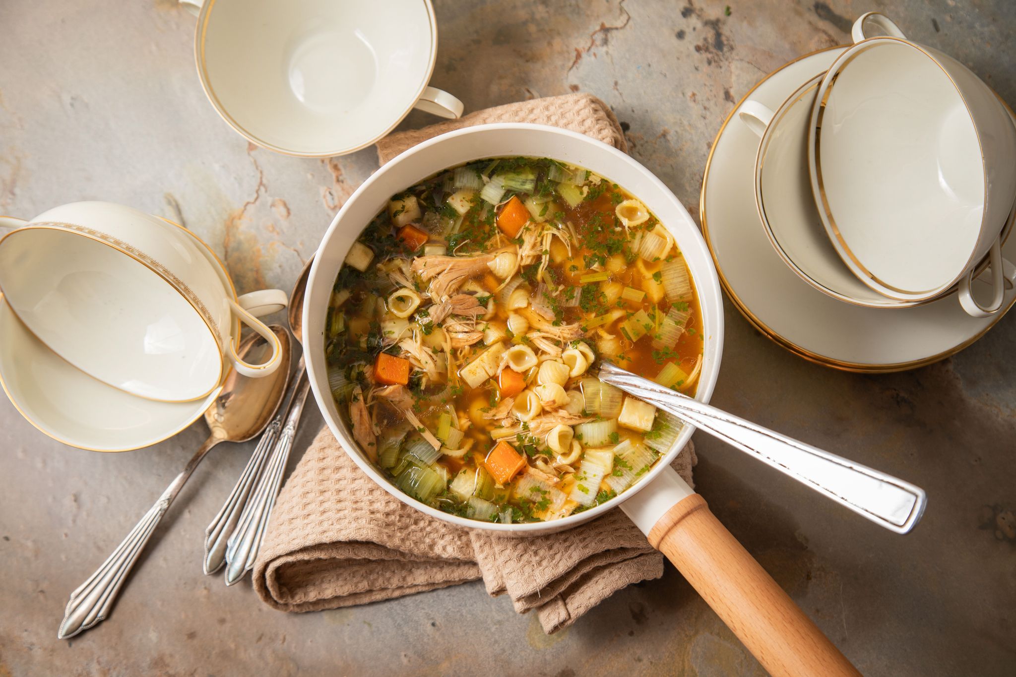Hühnersuppe steht auf einem Tisch