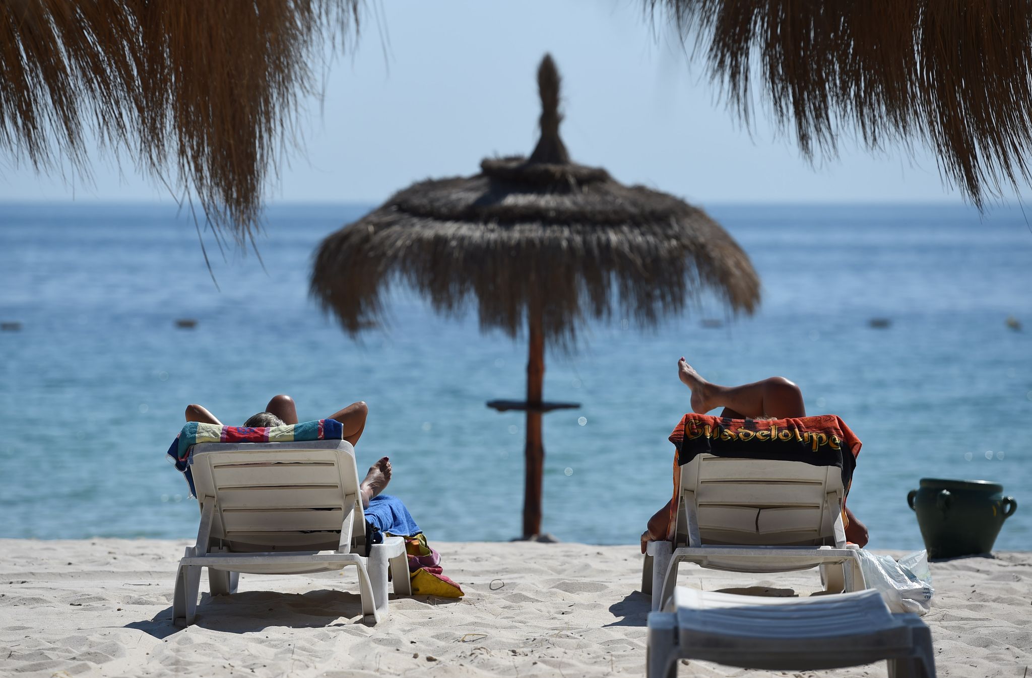 Touristen liegen am Strand in Sousse