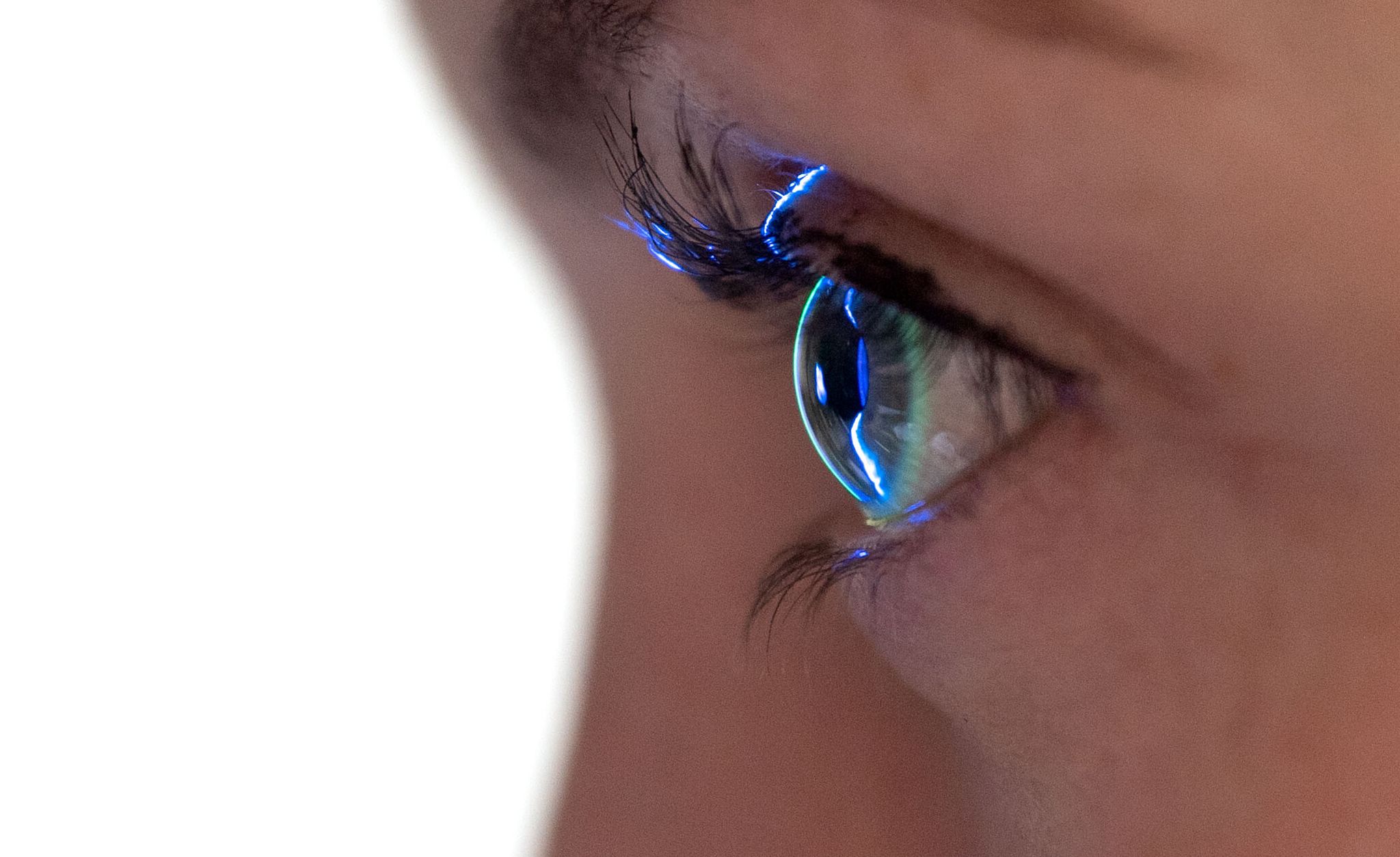 Das Auge einer Patientin beim Augenarzt