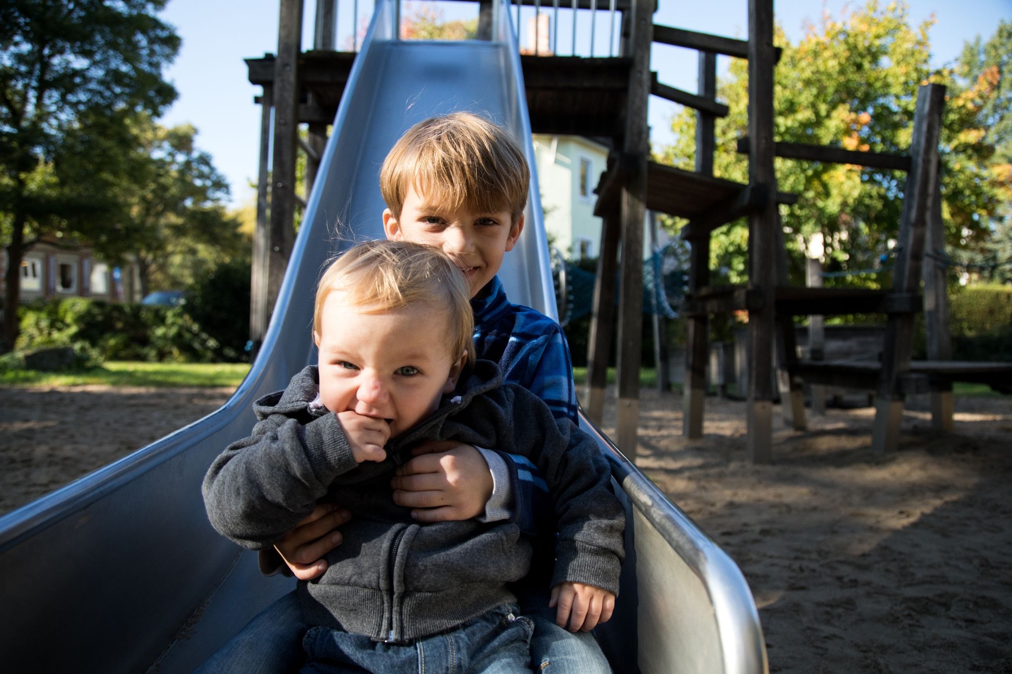 Zwei Kinder spielen auf einer Rutsche