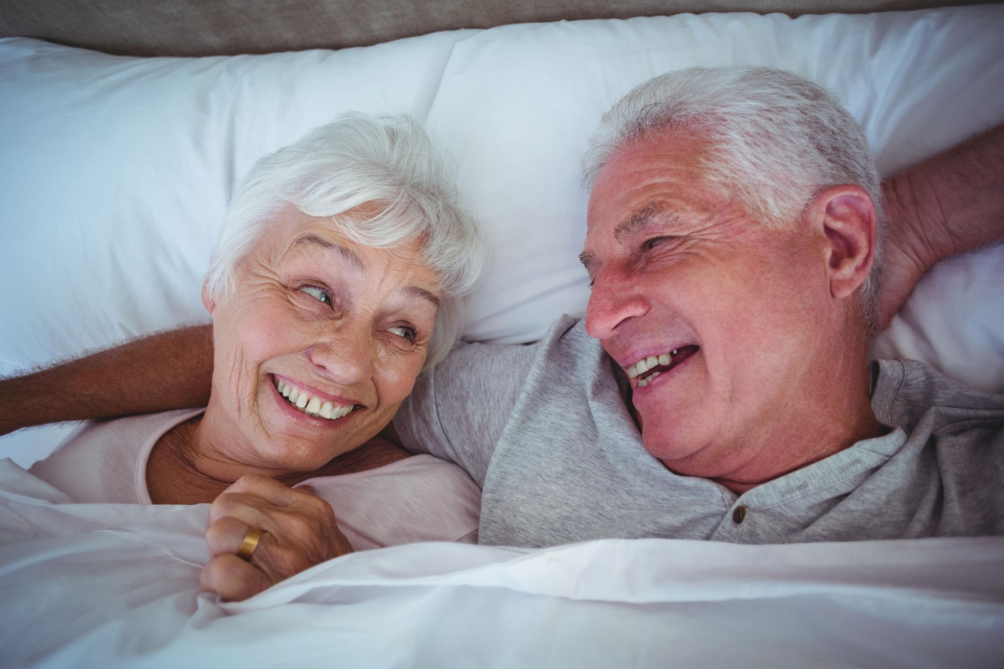 Älteres Paar im Bett