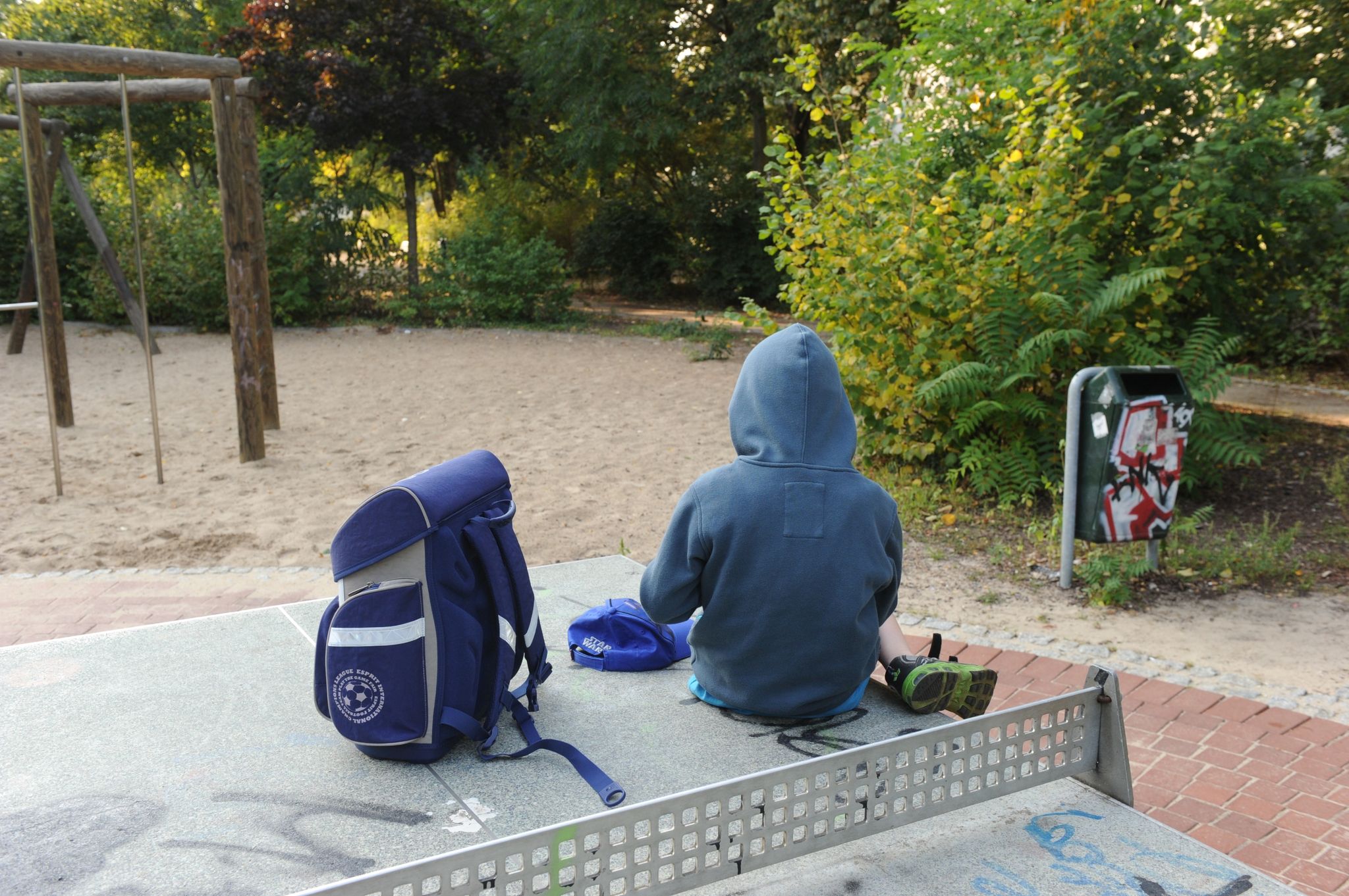 Allein auf dem Spielplatz
