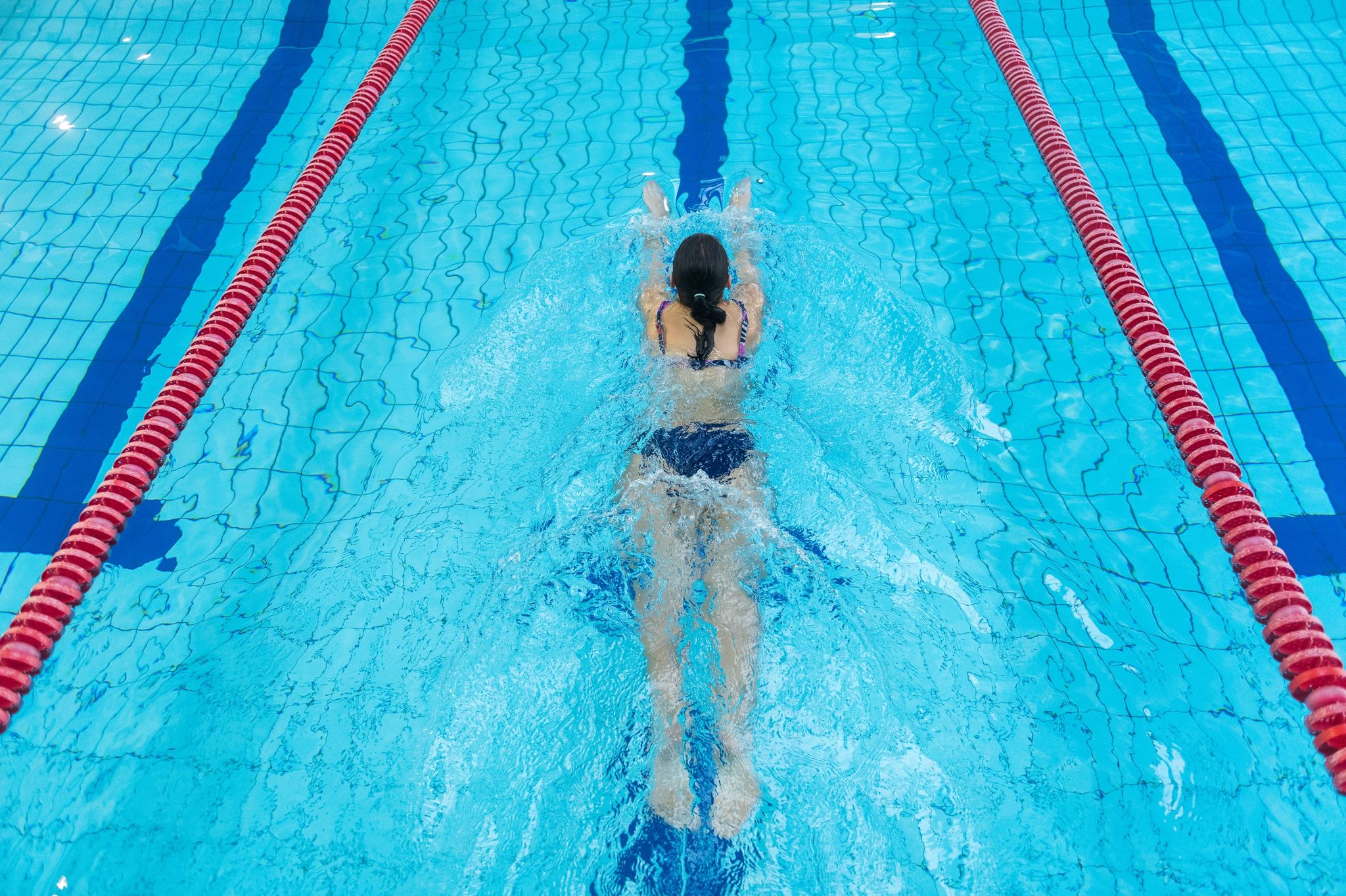 Kühlere Hallenbäder Schwimmen warmhalten