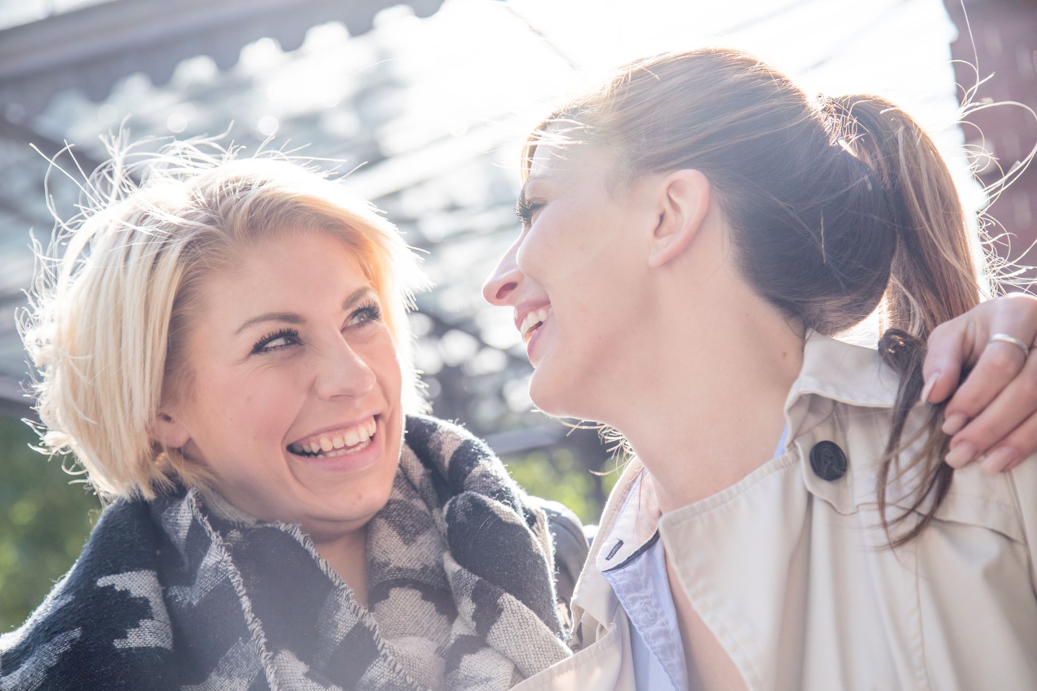 Zwei Frauen lachen gemeinsam