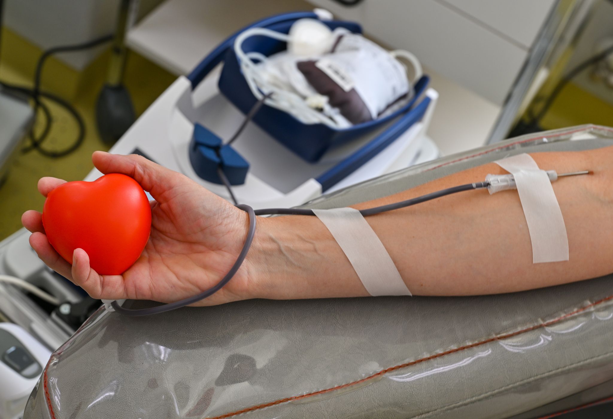 Ein Mann spendet Blut