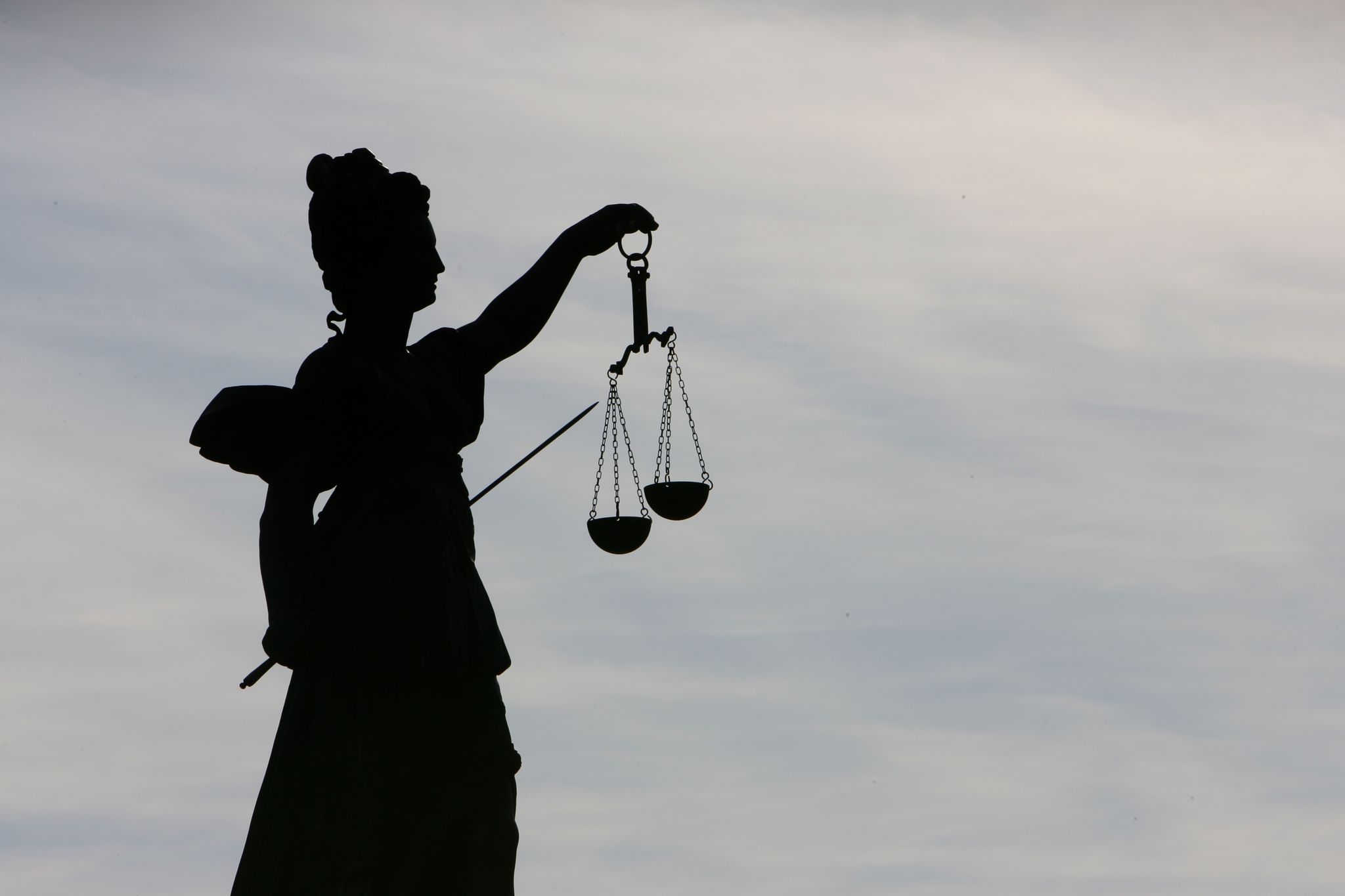 Eine schmenhafte Justitia