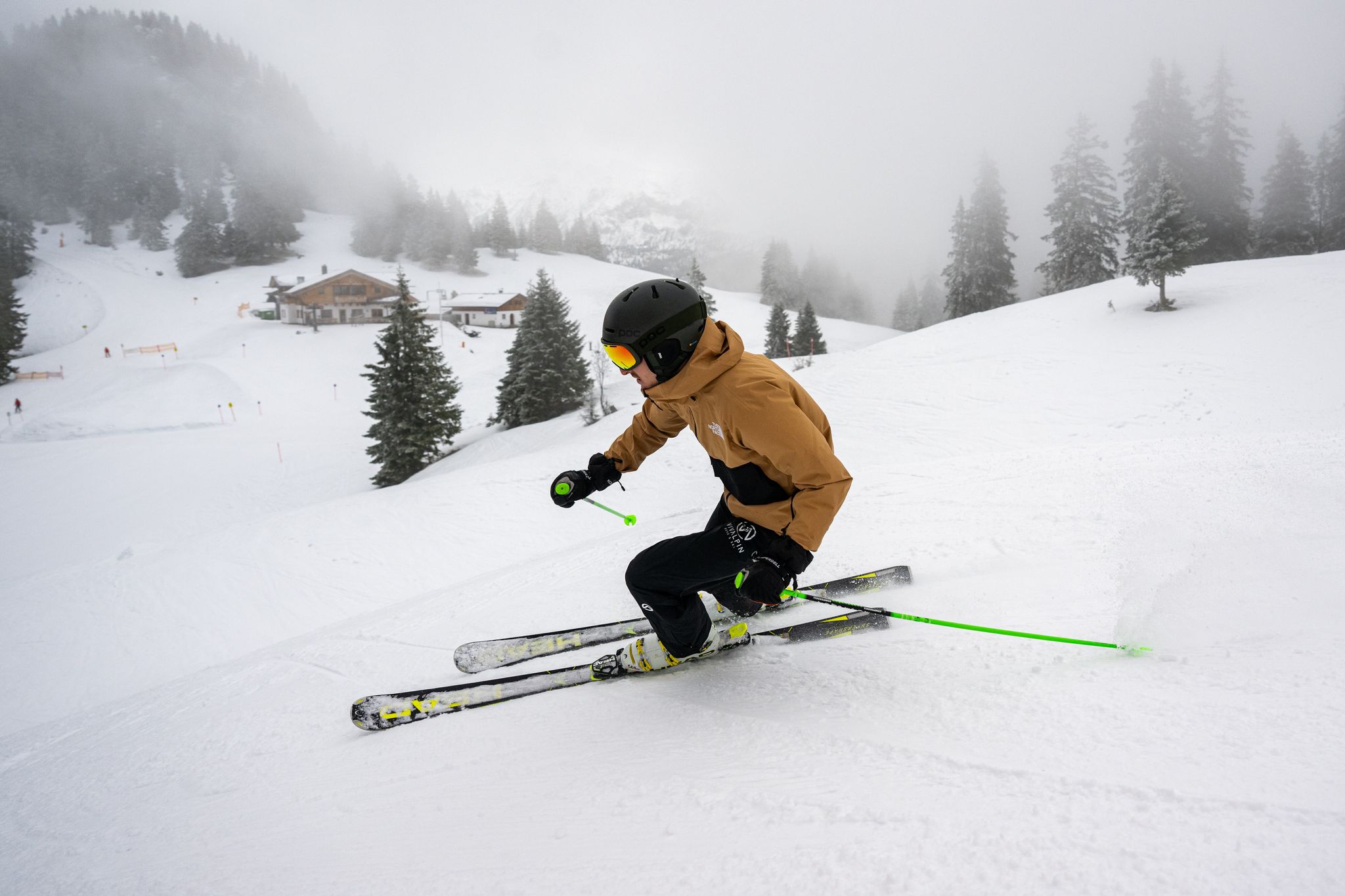 Skifahrer fährt die Skipiste hinab