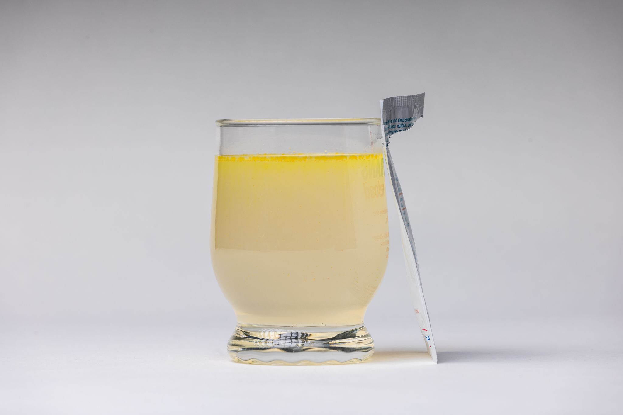 Elektrolytlösung in einem Wasserglas