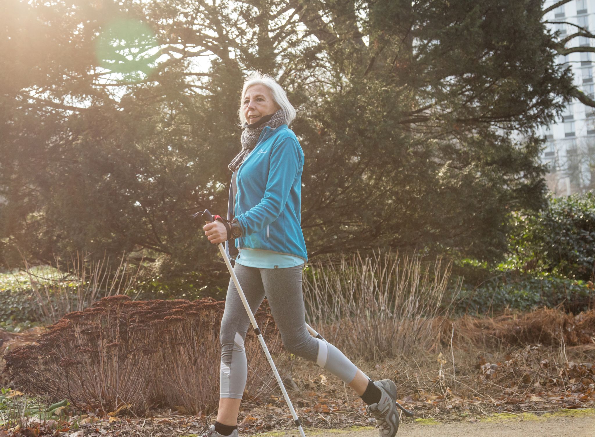 Eine Seniorin macht Nordic Walking