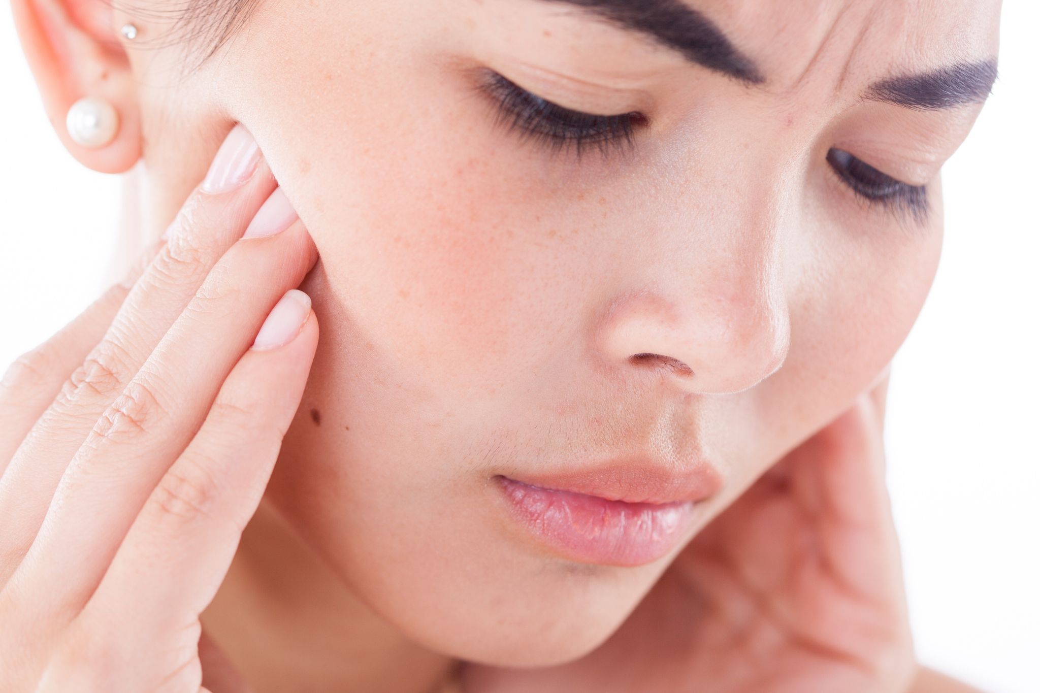 Frau hat Kieferschmerzen