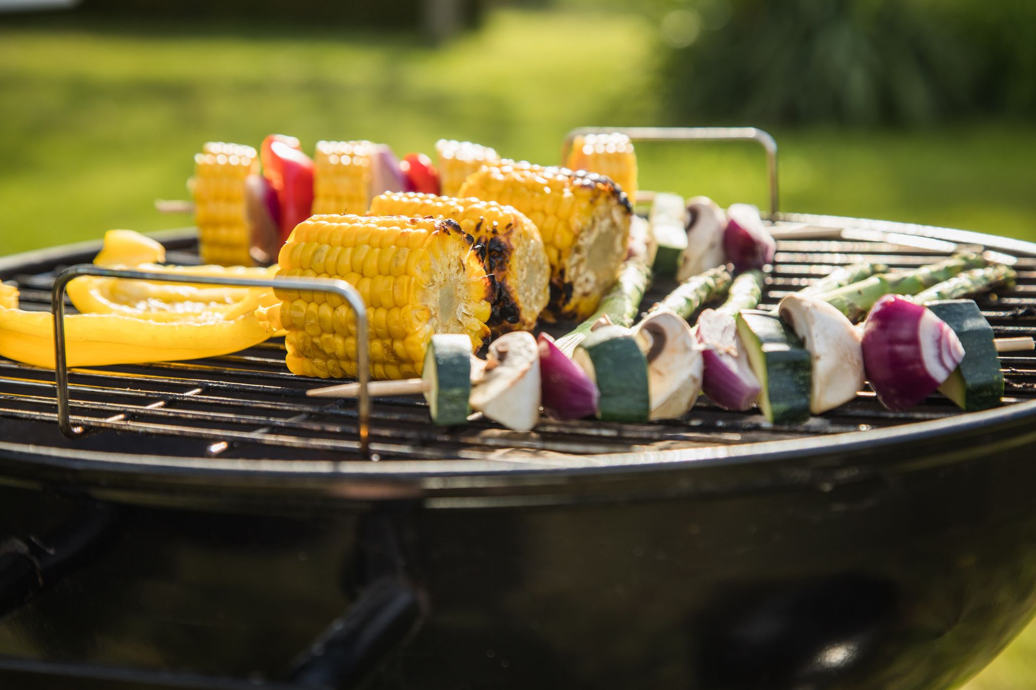 Gemüse auf einem Grill im Garten