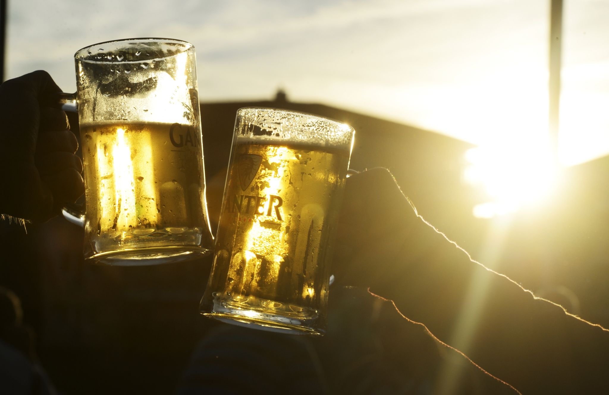Anstoßen mit Bierkrügen